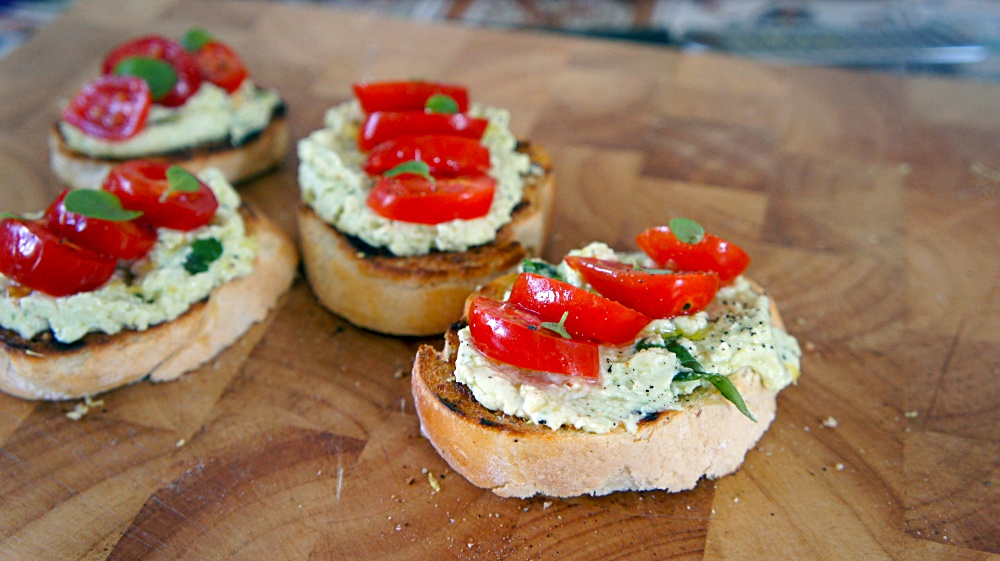 Bruschetta Tomate Cereja, Muçarela e Orégano