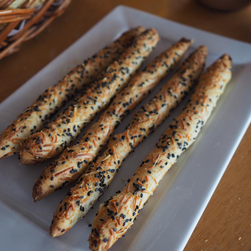 Grissini de Queijo Parmesão com Gergelim Preto