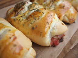 [1368] Pão Bauru Calabresa Assado